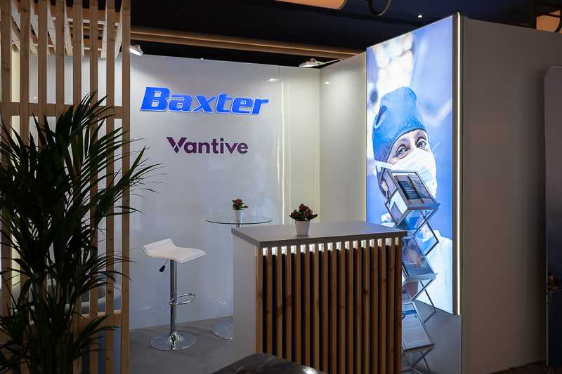 Stoisko wystawowe firm Baxter i Vantive podczas konferencji medycznej w Krakowie - NA KLISZY