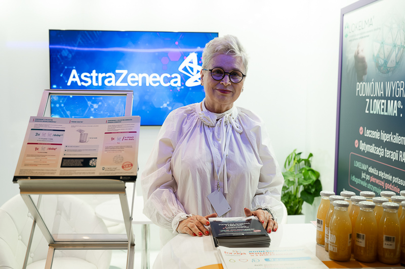 Przedstawicielka firmy AstraZeneca przy stoisku partnerskim na targach branżowych