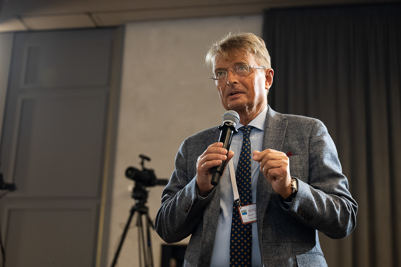 Wykładowca prowadzący prelekcję i odpowiadający na pytania podczas konferencji w Krakowie