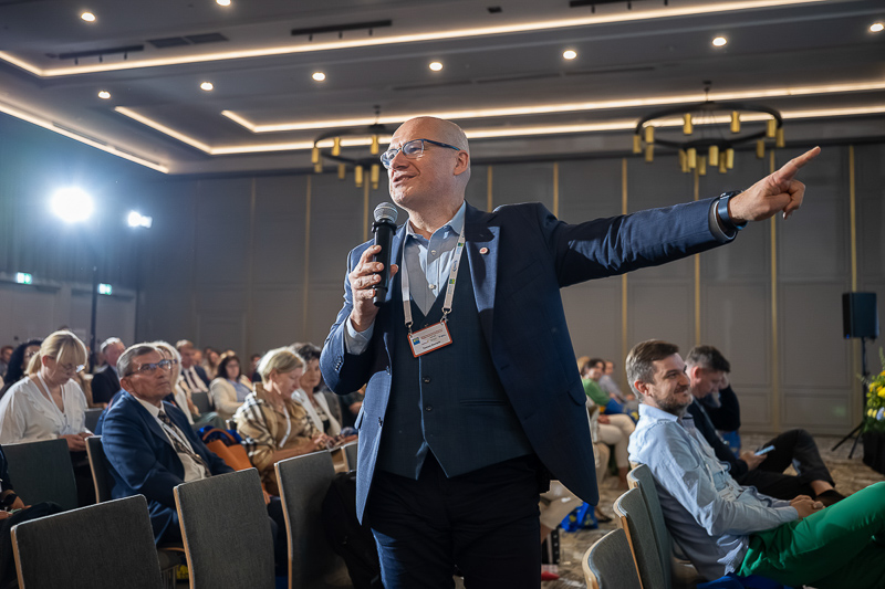 Dynamiczny reportaż z konferencji naukowej - prelegent dyskutujący z publicznością
