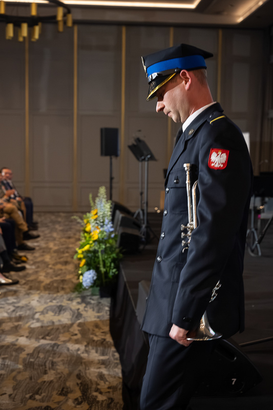 Trębasz w galowym mundurze państwowym podczas uroczystego otwarcia konferencji