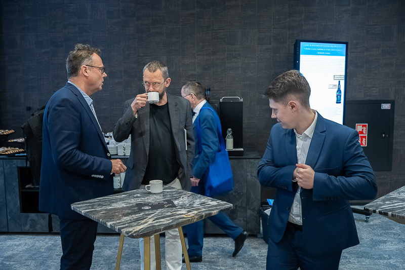 Networking biznesowy i rozmowy kuluarowe menedżerów podczas eventu korporacyjnego