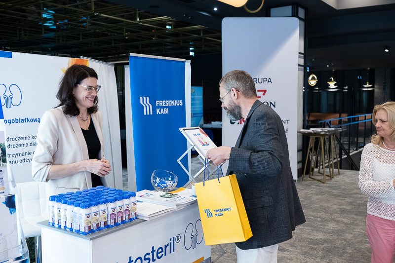 Prezentacja oferty i materiałów informacyjnych na stoisku partnerskim eventu